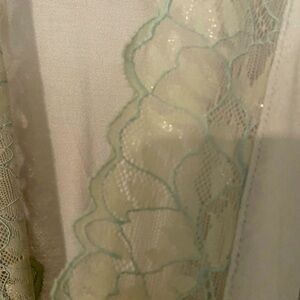 Eberjey lightweight Daria balloon sleeve robe
Size Medium